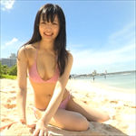 安藤咲桜 ホワイトビーチで魅せるピンクビキニの美乳ボディ