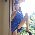 橋本マナミ 爆艶オーラ放ちながら青色スリップで誘惑ポーズ