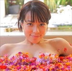 小瀬田麻由 カラフルな花びらに包まれたぴっちぴちF乳ボディ