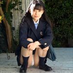吉川瞳美 紺ブレザー＆ミニスカ制服の白パンツをロックオン!