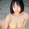 もな 黄色ビキニのぴっちぴちなGカップ美乳女子オンザビーチ!